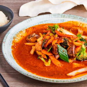83. Vegetarrett Velg mellom Chopsuey/peanøttsaus